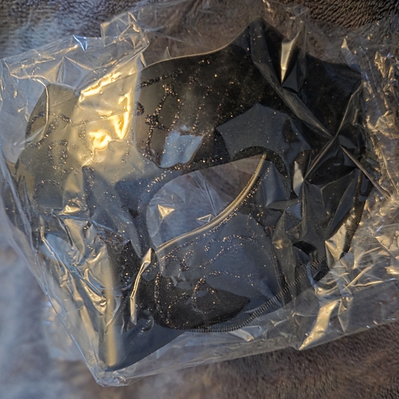 Black Glitter Masquerade Mask - Picture 2 of 4